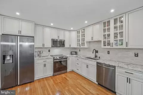 Kitchen - 2026 Hunter Mill Rd, Vienna, VA 22181 photo 4 of 4
