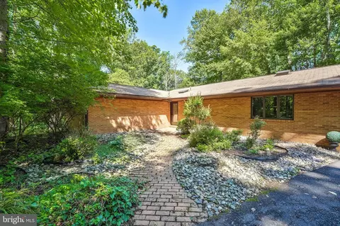 Exterior - 2026 Hunter Mill Rd, Vienna, VA 22181 photo 3 of 3