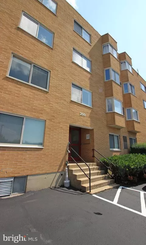 200 Locust St SE #405, Vienna, VA 22180