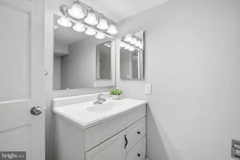 Bath - 7621 Provincial Dr #211, Mclean, VA 22102 photo 2 of 4