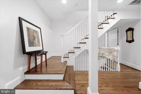 Entry Way - 710 Live Oak Dr, Mclean, VA 22101 photo 3 of 6