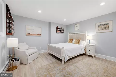 Bedroom - 710 Live Oak Dr, Mclean, VA 22101 photo 4 of 4