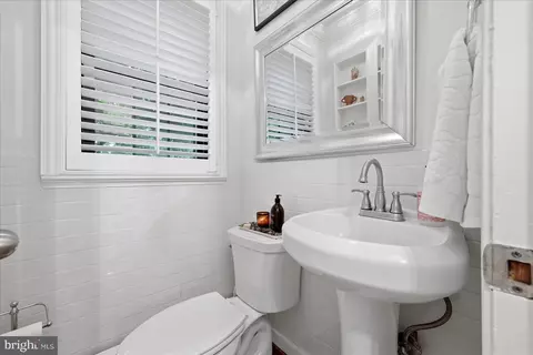 Bath - 710 Live Oak Dr, Mclean, VA 22101 photo 1 of 6