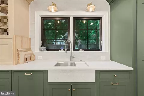 Kitchen - 710 Live Oak Dr, Mclean, VA 22101 photo 5 of 8