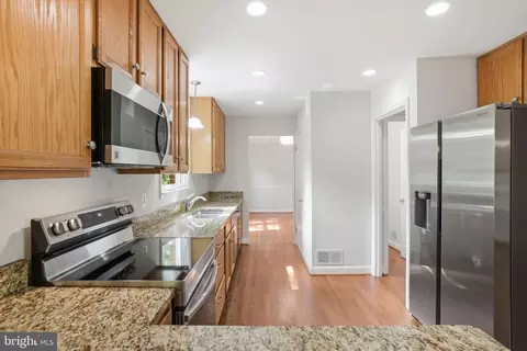 Entry Way - 7216 Reservation Dr, Springfield, VA 22153 photo 3 of 4