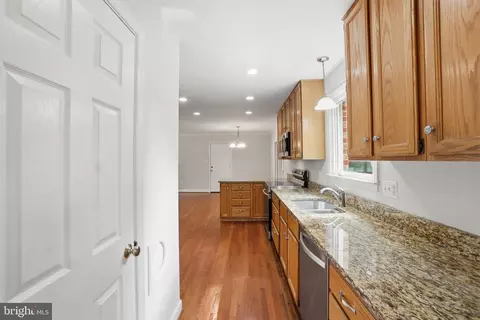 Entry Way - 7216 Reservation Dr, Springfield, VA 22153 photo 2 of 4