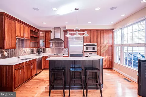 5448 Edsall Ridge Pl, Alexandria, VA 22312