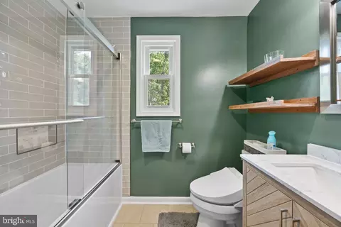 Bath - 6705 New Hope Dr, Springfield, VA 22151 photo 2 of 5