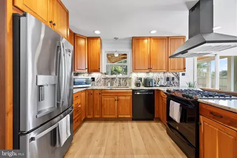 Kitchen - 6705 New Hope Dr, Springfield, VA 22151 photo 5 of 9