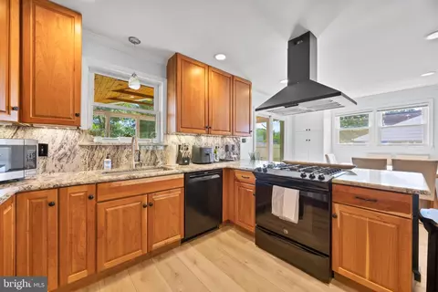Kitchen - 6705 New Hope Dr, Springfield, VA 22151 photo 6 of 9