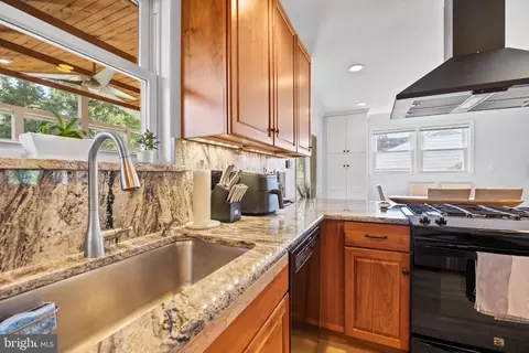 Kitchen - 6705 New Hope Dr, Springfield, VA 22151 photo 7 of 9