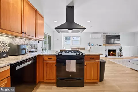Kitchen - 6705 New Hope Dr, Springfield, VA 22151 photo 8 of 9
