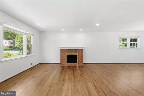 Living - 5609 Sedgwick Ln, Springfield, VA 22151 photo 3 of 6