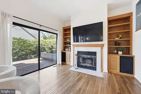 Living - 11124 Glade Dr, Reston, VA 20191 photo 3 of 6