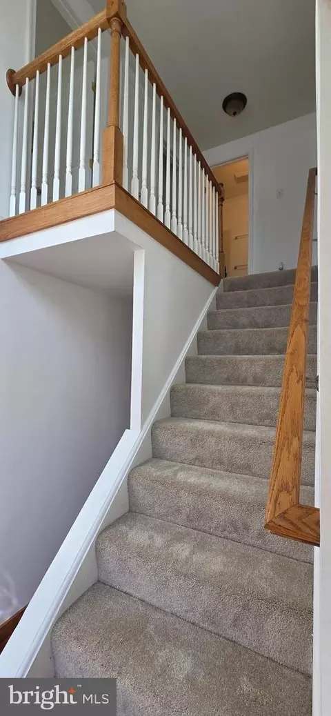 Entry Way - 6022 Forrest Hollow Ln, Springfield, VA 22152 photo 2 of 7