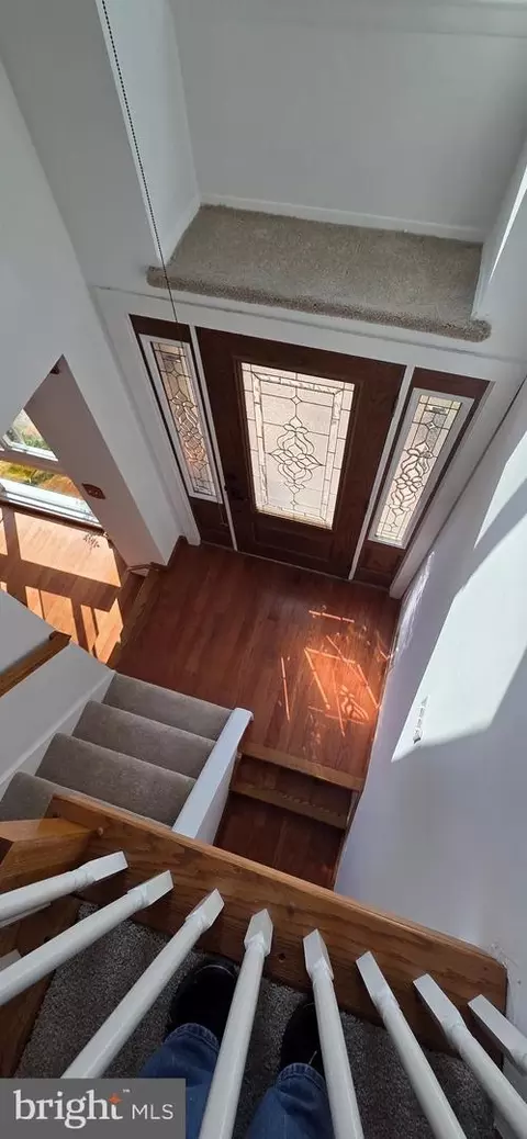 Entry Way - 6022 Forrest Hollow Ln, Springfield, VA 22152 photo 6 of 7