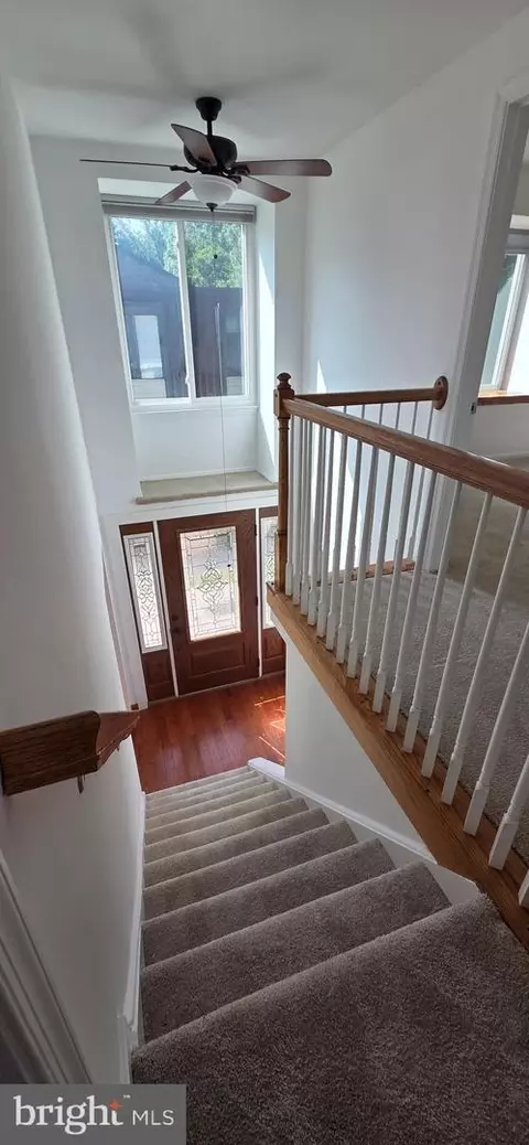 Entry Way - 6022 Forrest Hollow Ln, Springfield, VA 22152 photo 5 of 7