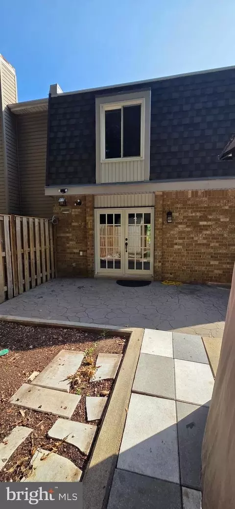 Exterior - 6022 Forrest Hollow Ln, Springfield, VA 22152 photo 4 of 5