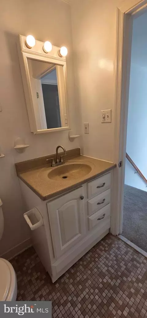 Bath - 6022 Forrest Hollow Ln, Springfield, VA 22152 photo 6 of 10