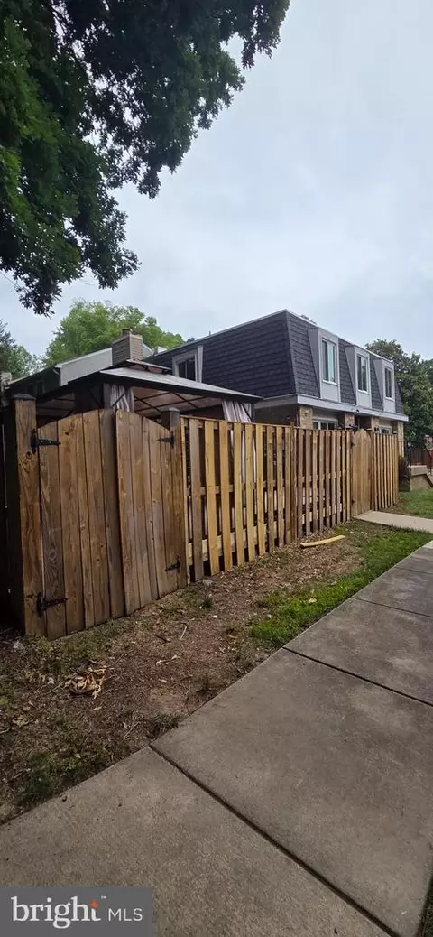 Exterior - 6022 Forrest Hollow Ln, Springfield, VA 22152 photo 2 of 5
