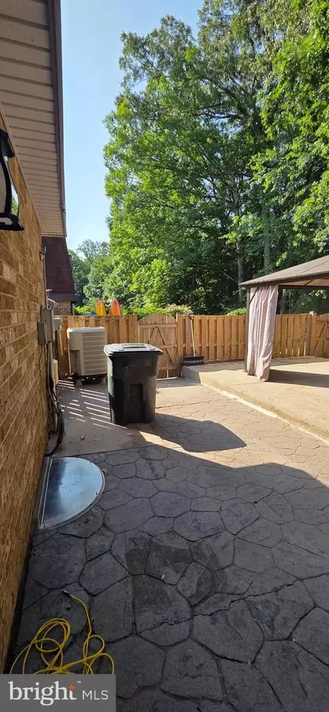 Exterior - 6022 Forrest Hollow Ln, Springfield, VA 22152 photo 5 of 5
