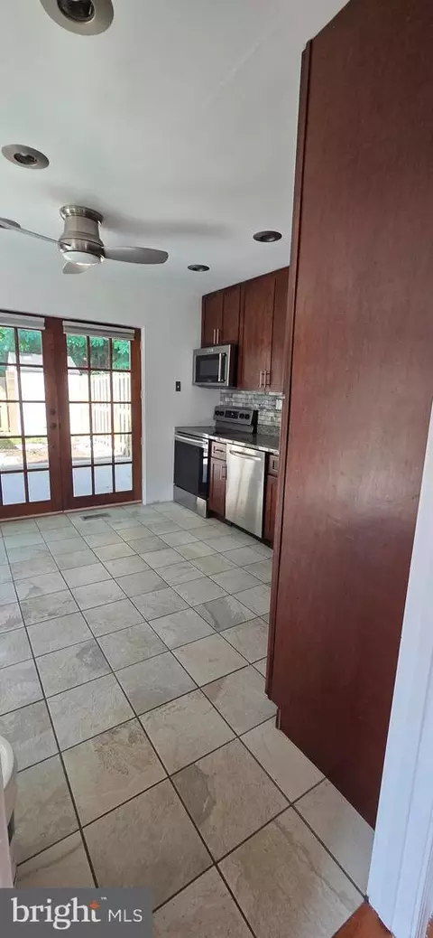 Entry Way - 6022 Forrest Hollow Ln, Springfield, VA 22152 photo 3 of 7
