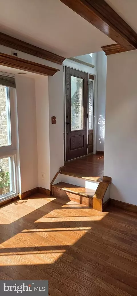 Entry Way - 6022 Forrest Hollow Ln, Springfield, VA 22152 photo 1 of 7