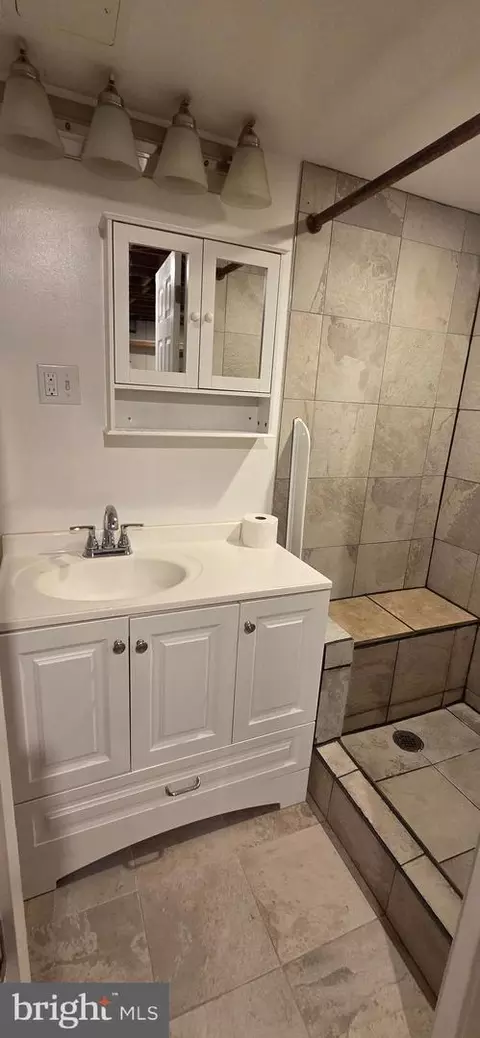 Bath - 6022 Forrest Hollow Ln, Springfield, VA 22152 photo 8 of 10