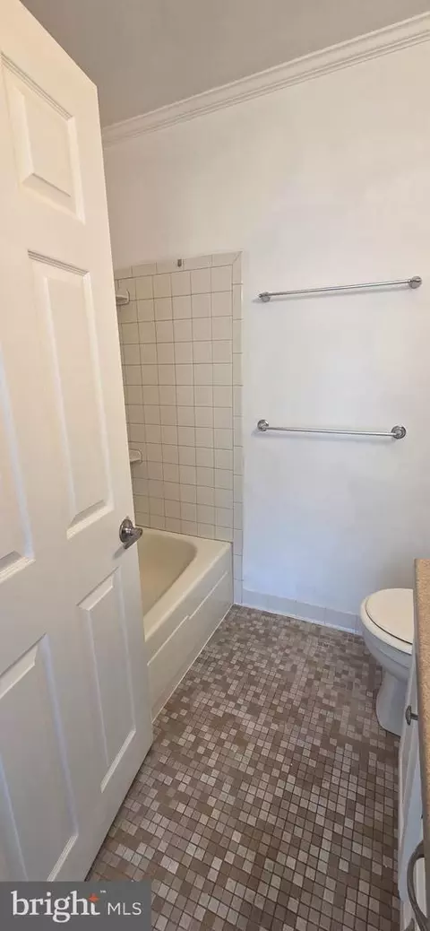 Bath - 6022 Forrest Hollow Ln, Springfield, VA 22152 photo 7 of 10