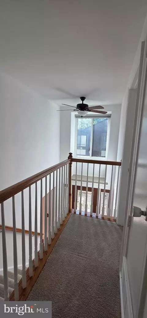 Entry Way - 6022 Forrest Hollow Ln, Springfield, VA 22152 photo 4 of 7
