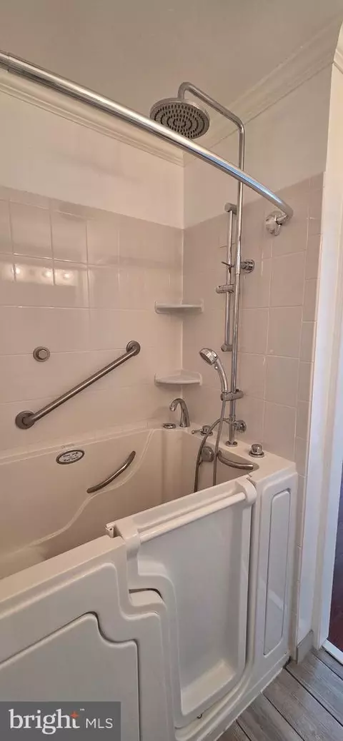 Bath - 6022 Forrest Hollow Ln, Springfield, VA 22152 photo 5 of 10