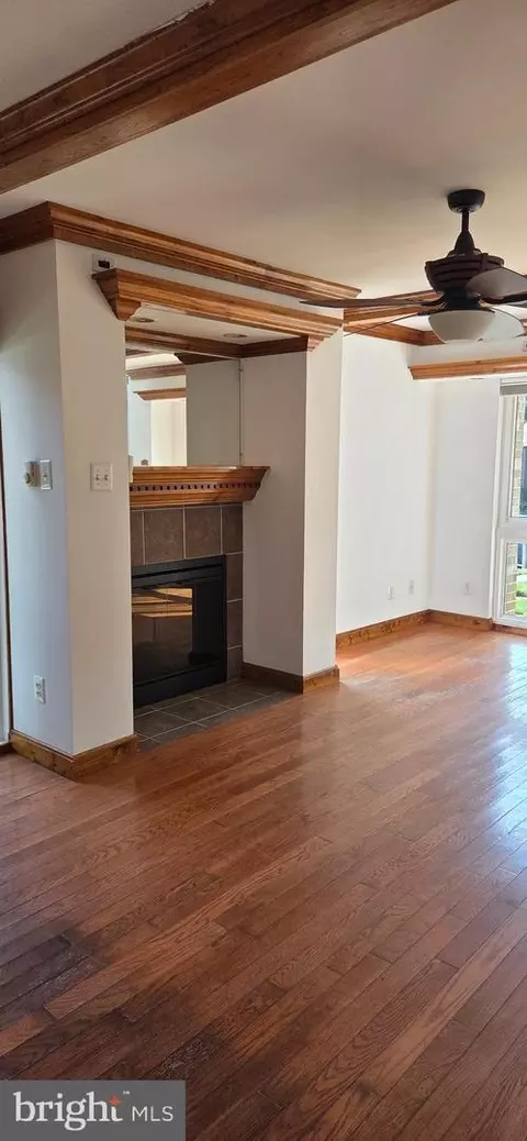 Living - 6022 Forrest Hollow Ln, Springfield, VA 22152 photo 2 of 3