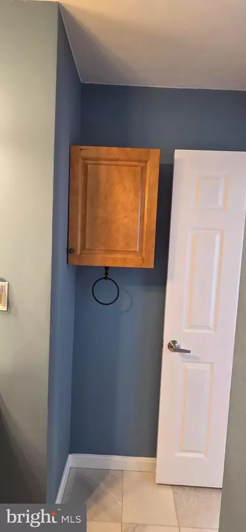 Bath - 6022 Forrest Hollow Ln, Springfield, VA 22152 photo 2 of 10