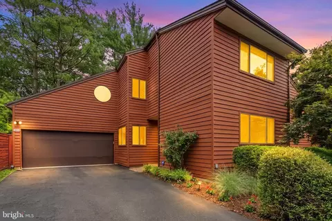 2105 S Bay Ln, Reston, VA 20191