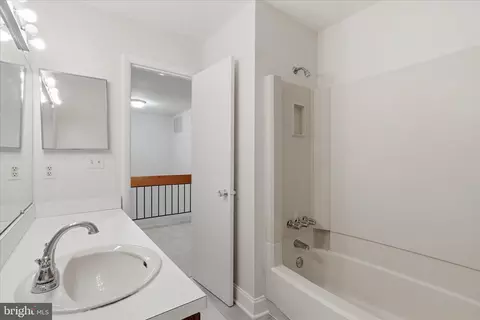 Bath - 2043 Wethersfield Ct, Reston, VA 20191 photo 5 of 5