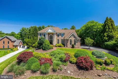 10114 Nedra Dr, Great Falls, VA 22066