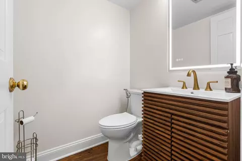 Bath - 7721 Tremayne Pl #204, Mclean, VA 22102 photo 4 of 4