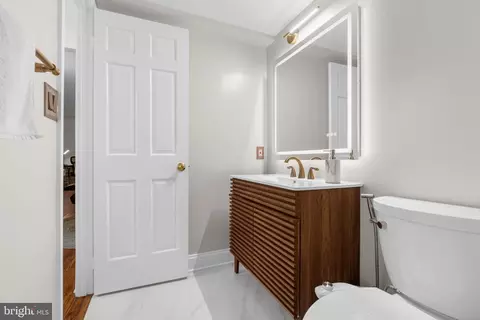Bath - 7721 Tremayne Pl #204, Mclean, VA 22102 photo 2 of 4