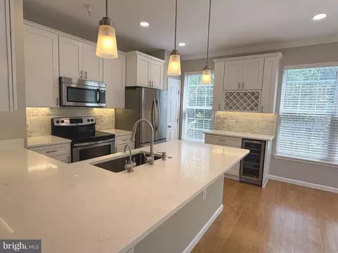 3021 Nicosh Cir #1301, Falls Church, VA 22042