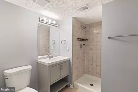 Bath - 7672 Southern Oak Dr, Springfield, VA 22153 photo 8 of 9