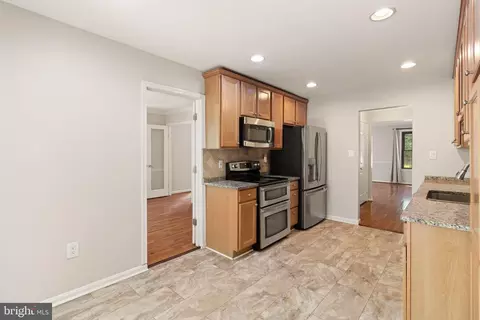 Entry Way - 7672 Southern Oak Dr, Springfield, VA 22153 photo 1 of 4