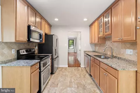 Kitchen - 7672 Southern Oak Dr, Springfield, VA 22153 photo 2 of 2