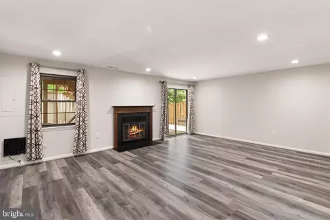 Living - 7672 Southern Oak Dr, Springfield, VA 22153 photo 6 of 8