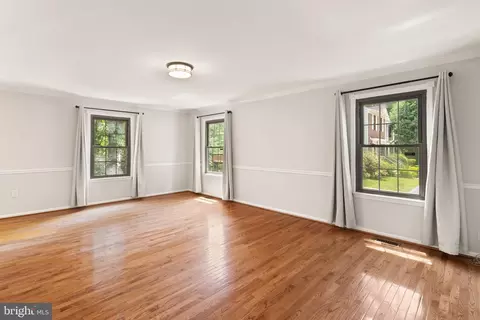 Living - 7672 Southern Oak Dr, Springfield, VA 22153 photo 4 of 8