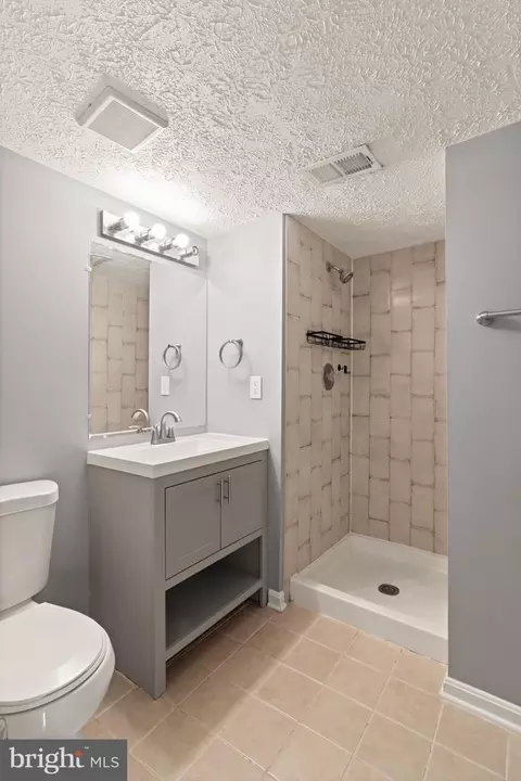 Bath - 7672 Southern Oak Dr, Springfield, VA 22153 photo 9 of 9