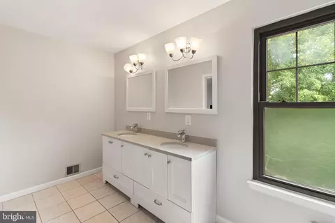 Bath - 7672 Southern Oak Dr, Springfield, VA 22153 photo 5 of 9