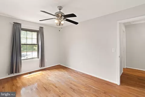 Bedroom - 7672 Southern Oak Dr, Springfield, VA 22153 photo 5 of 7