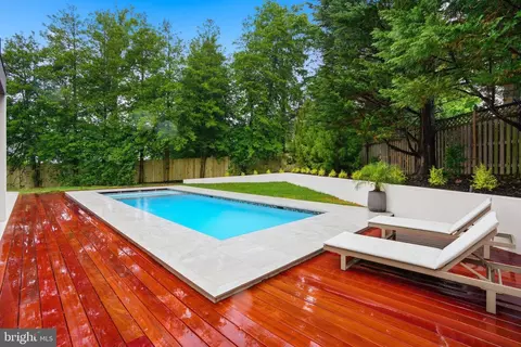 Exterior - 1803 Dumbarton St, Mclean, VA 22101 photo 16 of 20