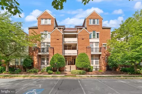 1324 Garden Wall Cir #305, Reston, VA 20194