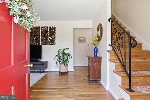 Entry Way - 8143 Edmonton Ct, Springfield, VA 22152 photo 1 of 2
